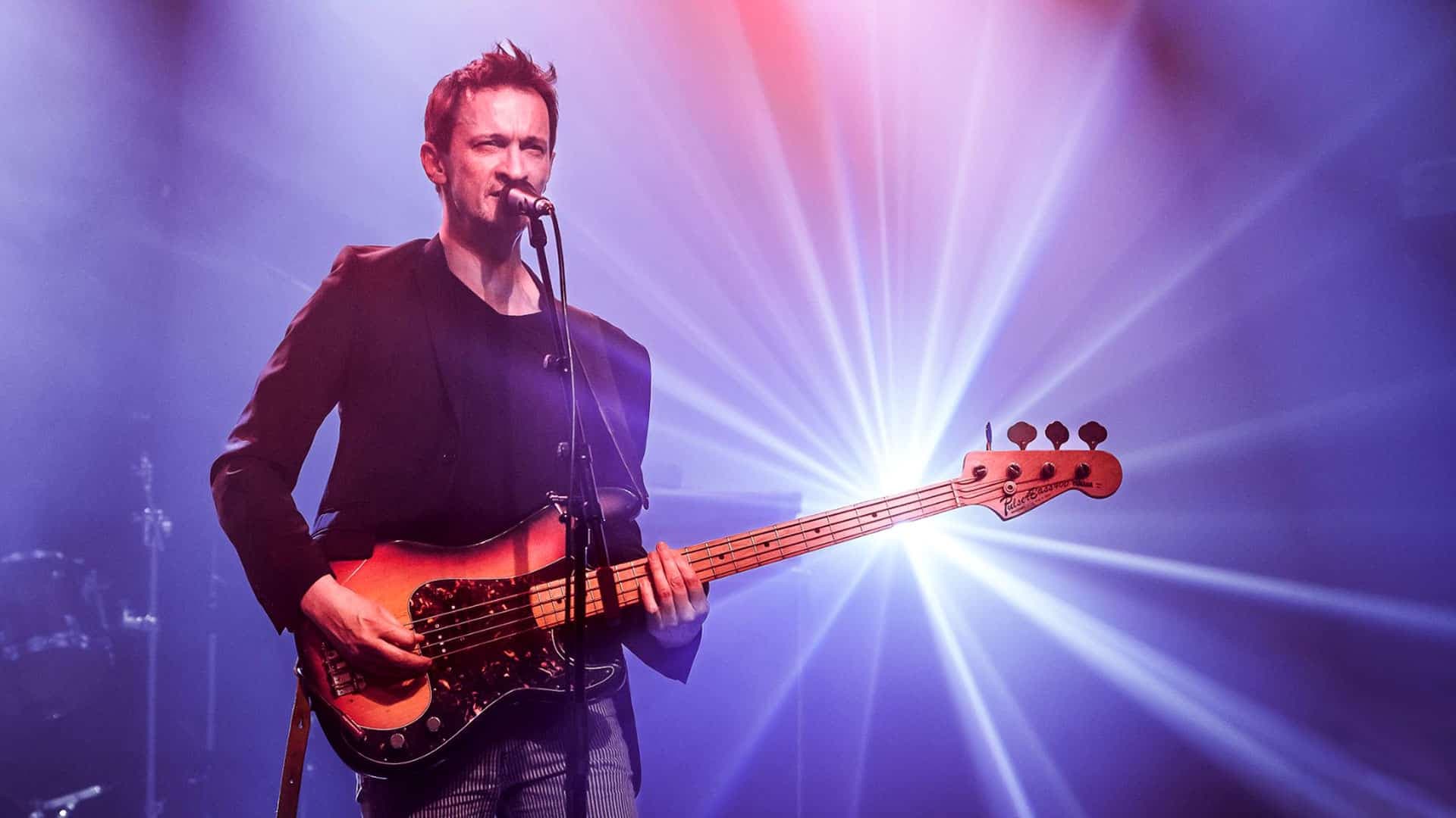 Guillaume Farley en concert au Pan Piper, basse en main, sous un éclairage de scène violet
